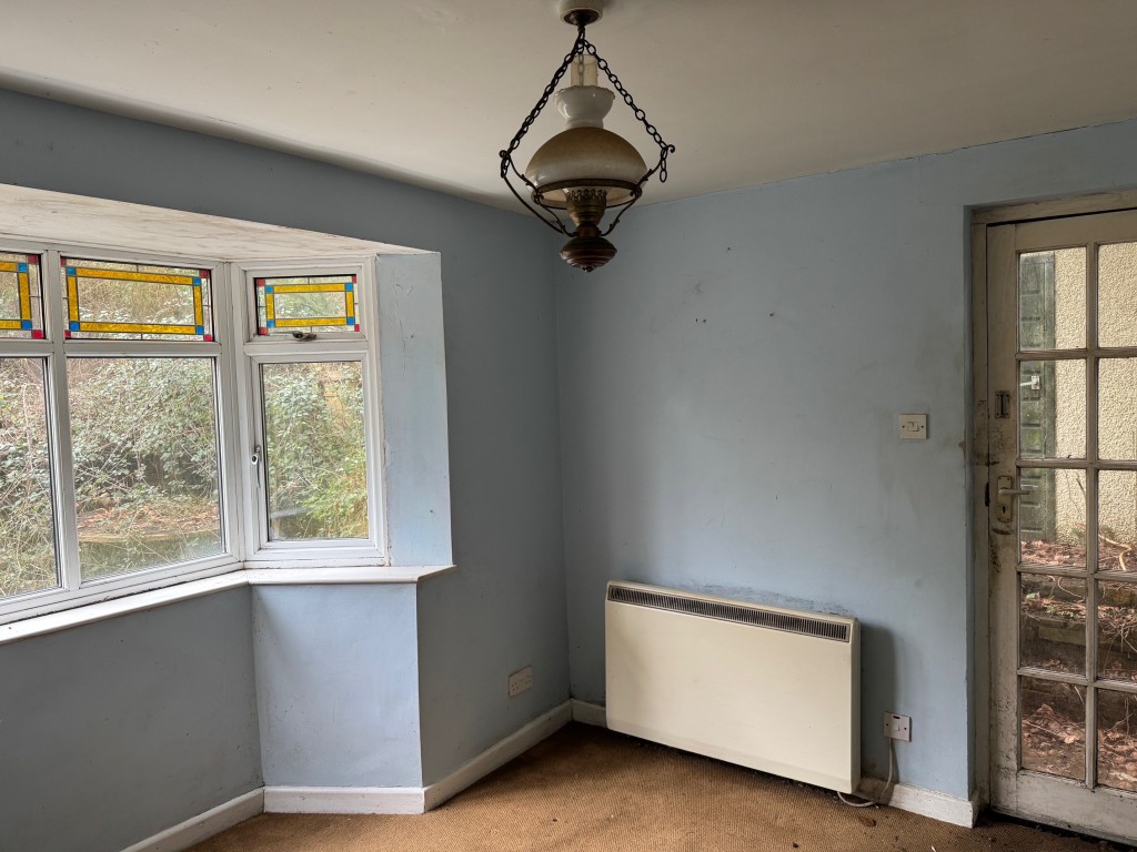 Lot: 64 - END-TERRACE COTTAGE FOR IMPROVEMENT - Dining room
